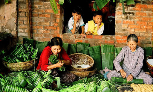 Gói bánh chưng ngày Tết, nét văn hóa truyền thống của người Việt Nam.