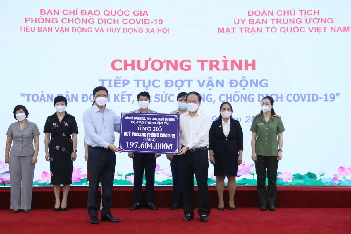 Phó Chủ tịch - Tổng Thư ký UBTƯ MTTQ Việt Nam Lê Tiến Châu tiếp nhận ủng hộ Quỹ vaccine phòng, chống Covid-19 (lần 2) tại Chương trình tiếp tục đợt vận động “Toàn dân đoàn kết, ra sức phòng, chống dịch Covid-19”.