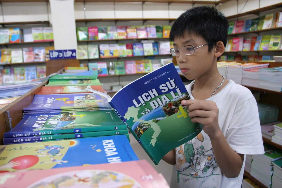Mua sách là nhu cầu thiết yếu trước thềm năm học mới. (Ảnh: Phạm Quang Vinh)