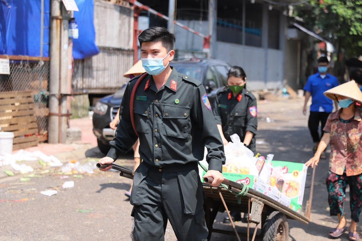 Đưa quà tới tận tay những người lao động khó khăn vì dịch bệnh trên địa bàn Hà Nội.