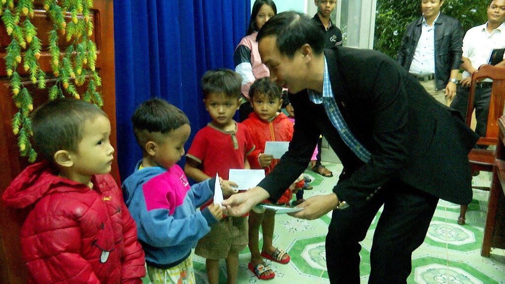 Trao quà cho các cháu vùng biên giới.