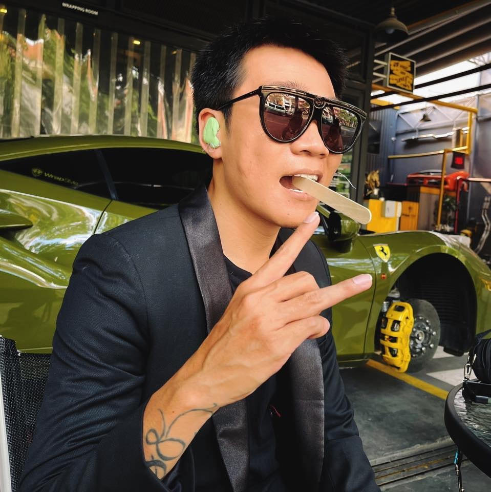 Những ca khúc của Wowy mang đậm phong cách trần trụi đúng với con người anh. 