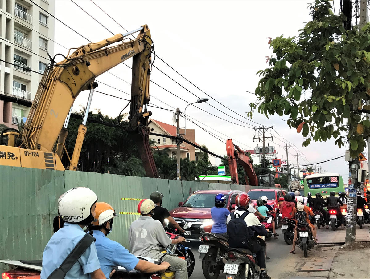Các vụ va chạm phương tiện giao thông kèm theo ùn tắc vào giờ cao điểm xảy ra như cơm bữa tại đoạn dự án thi công trên đường Nguyễn Duy Trinh - Q.2
