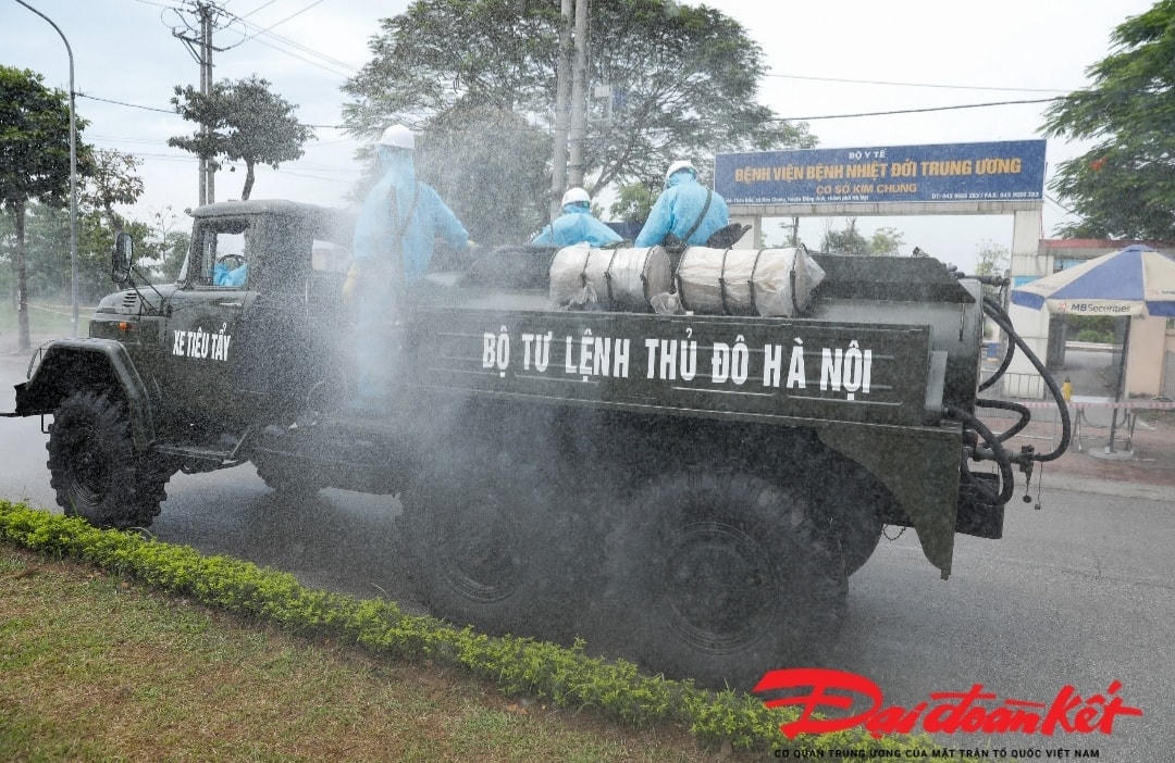 [ẢNH] Khử khuẩn tại Bệnh viện Bệnh Nhiệt đới Trung ương cơ sở Đông Anh