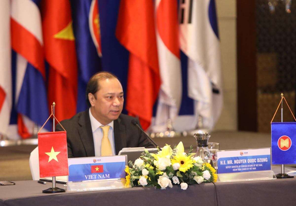 Thứ trưởng Nguyễn Quốc Dũng phát biểu tại cuộc họp. 