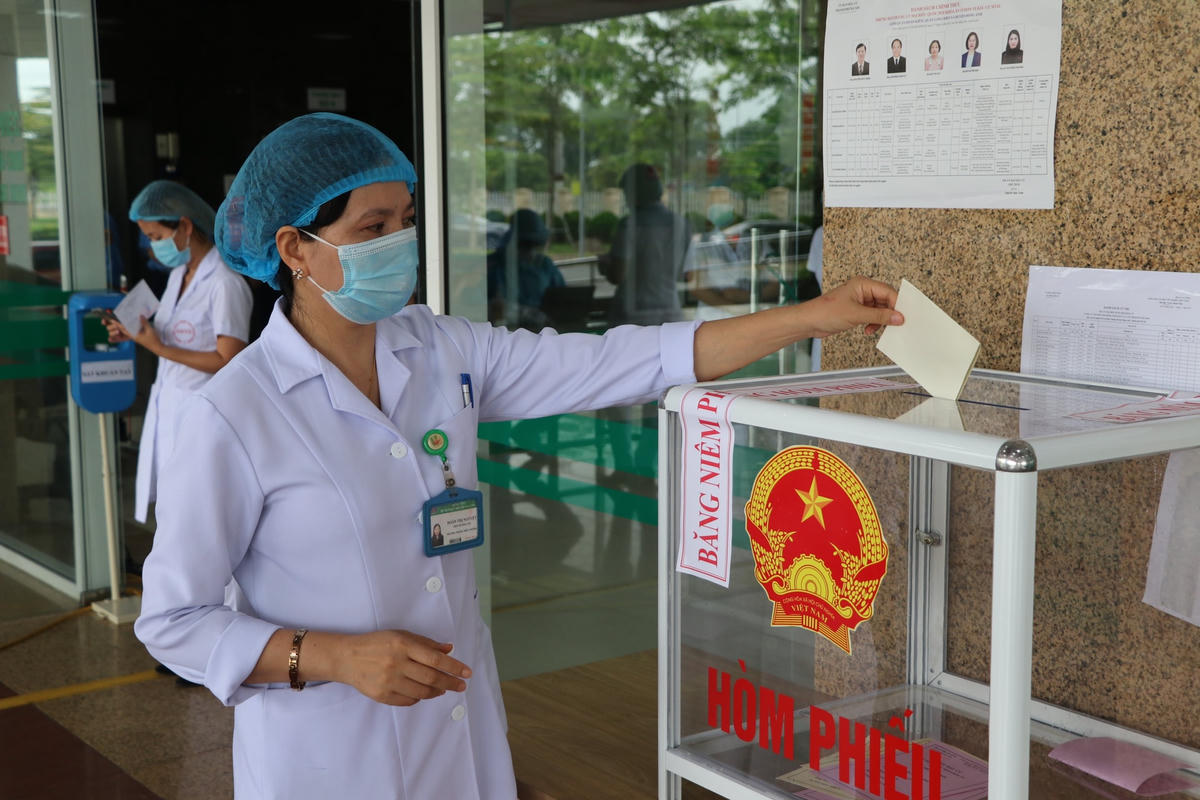Cử tri Doãn Thị Nguyệt, Trưởng phòng Điều dưỡng Bệnh viện Bệnh nhiệt đới Trung ương cơ sở 2 bỏ phiếu bầu cử. Ảnh: BVCC. 