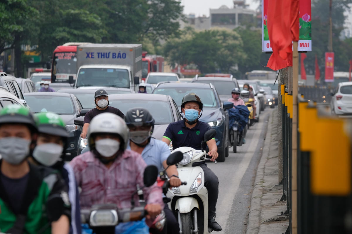 Thiếu tá Trần Quang Chinh, Đội phó đội CSGT số 6, Phòng CSGT, Công an Thành Phố Hà Nội cho biết: “Sáng ngày 29/4, 100% cán bộ chiến sĩ đội CSGT số 6 sẽ nhận nhiệm vụ, vừa tập trung phân luồng giao thông vừa tuần tra kiểm soát, xử lý vi phạm giao thông. Đặc biệt là 2 tuyến đường Phạm Hùng, Phạm Văn Đồng dự kiến sẽ chịu áp lực rất lớn do lượng người và xe cá nhân cũng như xe khách tăng cao trong dịp nghỉ lễ".