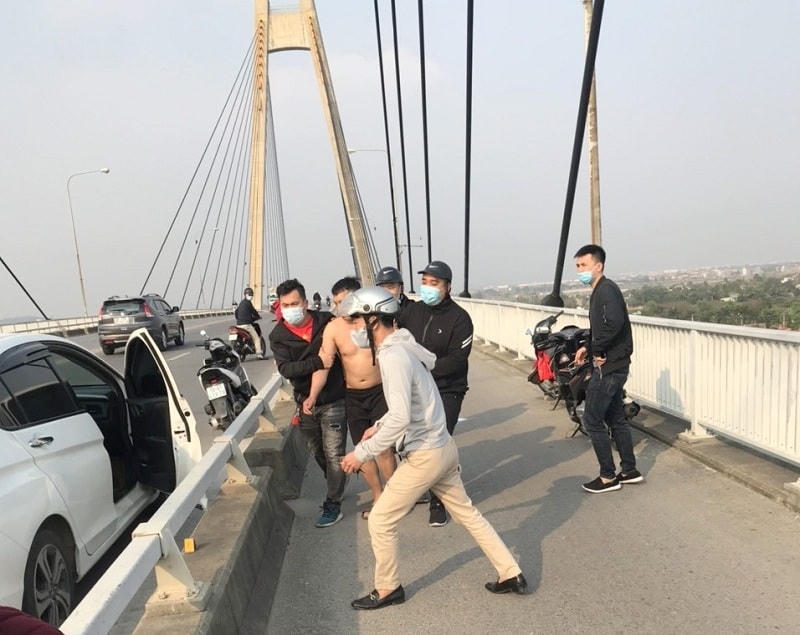 Ông T. được cán bộ chiến sĩ Công an phường Thượng Lý và người dân kịp thời giải cứu. 