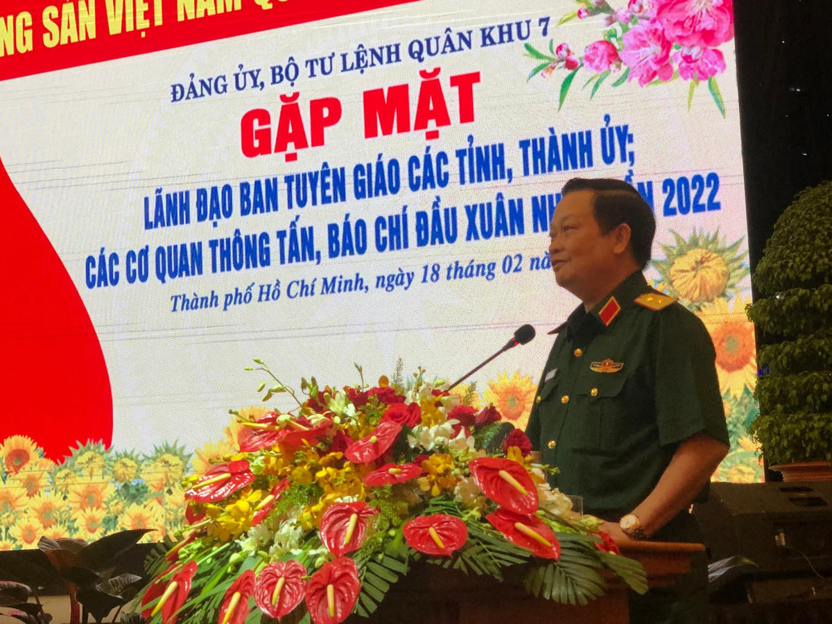 Trung tướng Trần Hoài Trung, Bí thư Đảng ủy, Chính ủy Quân khu 7 phát biểu tại buổi gặp mặt (Ảnh: Hồng Phúc).