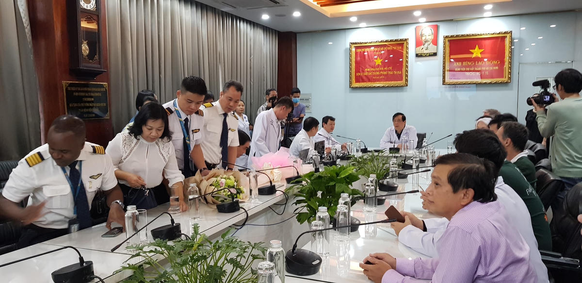 Tổ bay sẽ đưa bệnh nhân về nước cũng đến chúc mừng bệnh nhân 91.