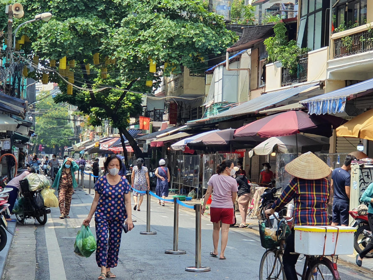 Chợ Hàng Bè cũng đã không còn trầm lắng...Bà Nguyễn Thị Mai (56 tuổi, Cầu Gỗ, Hoàn Kiếm) chia sẻ: "Những ngày này đi chợ được thoải mái hơn, cũng không cần thẻ nữa nên chợ đông đúc hơn trước rất nhiều, hàng hóa tại chợ cũng nhiều hơn...".