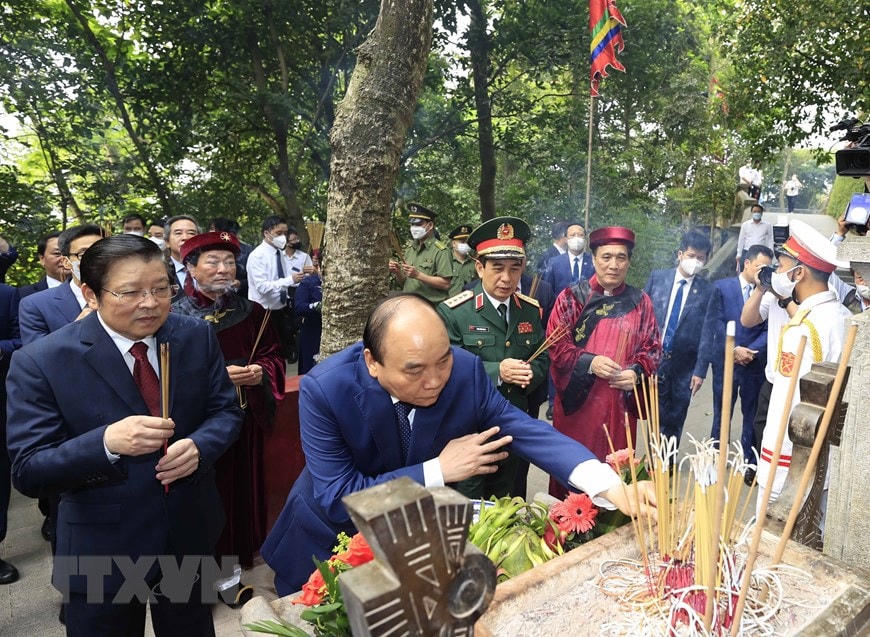 ẢNH: Chủ tịch nước Nguyễn Xuân Phúc dâng hương tưởng niệm các Vua Hùng