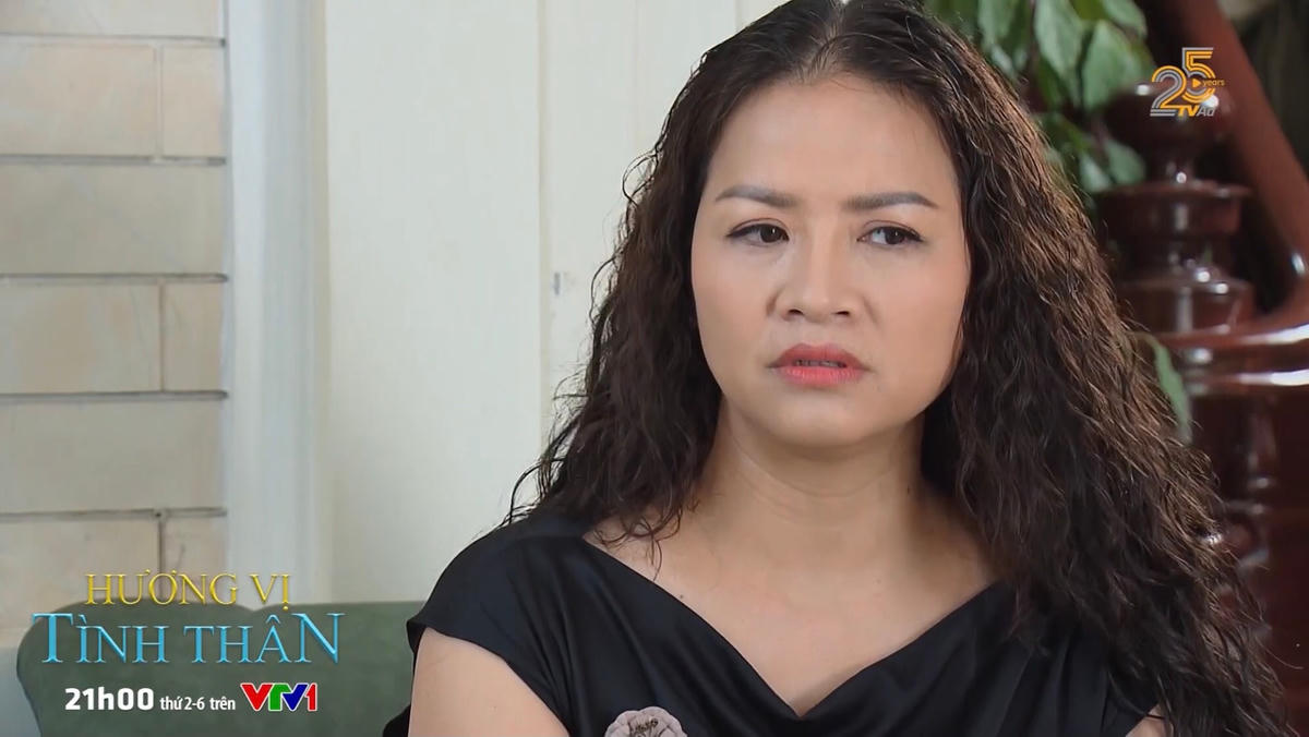 Bà Sa hoang mang nghe câu hỏi của Thy, bà hỏi con: "Tại sao con hỏi chuyện này". Ảnh: CMH