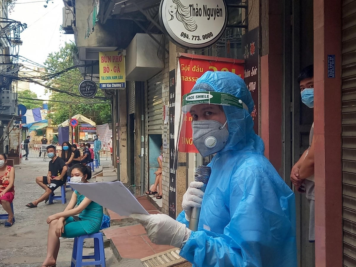 [ẢNH] Lấy mẫu xét nghiệm diện rộng tại phường Văn Chương, quận Đống Đa