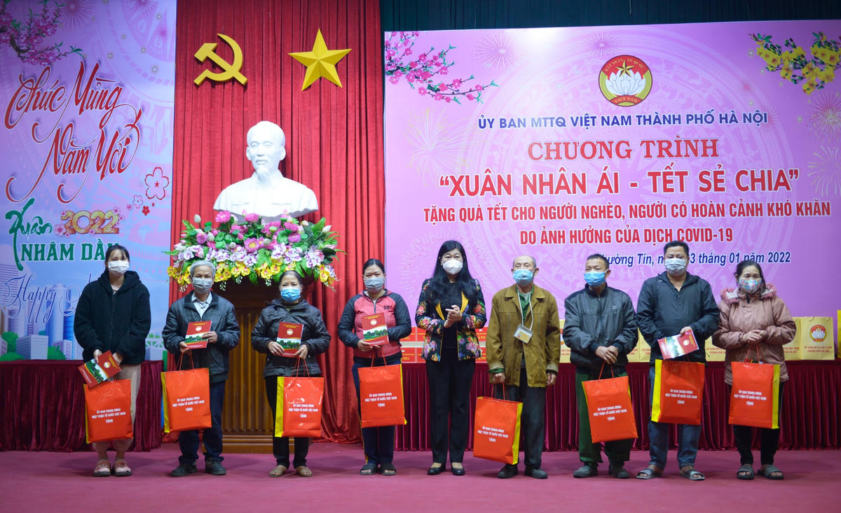 Bà Nguyễn Lan Hương tặng qua cho hộ nghèo, hộ có hoàn cảnh khó khăn trên địa bàn huyện Thường Tín.