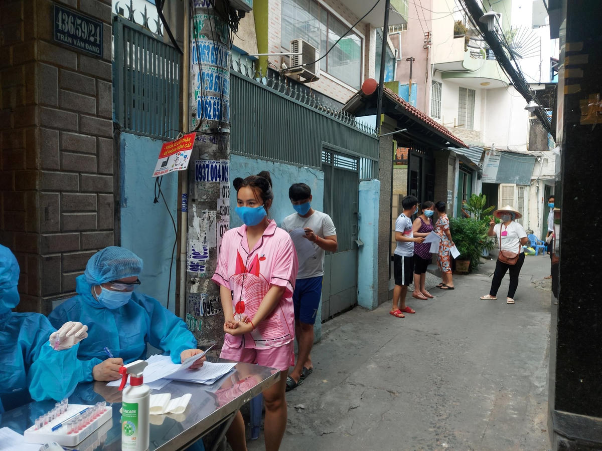 Lấy mẫu xét nghiệm người dân ở quanh khu vực có bệnh nhân nhiễm Covid-19.