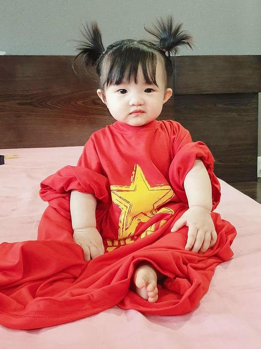 Đông Nhi thì lên đồ cho con gái yêu để cổ vũ cho Đội tuyển Việt Nam: “Lên đồ "chơi lễ" rồi ngồi chờ đến 1 giờ luôn ạ. Việt Nam chiến thắng”.