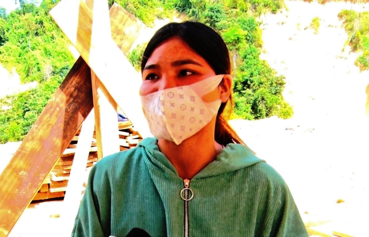Chị Tên vui mừng khi được dựng lại ngôi nhà mới.