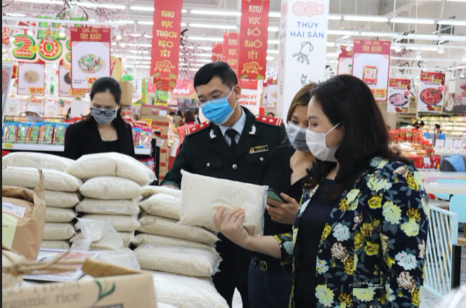 Đoàn kiểm tra sở Công thương tỉnh Quảng Ninh kiểm tra hàng hoá, sản phẩm tại siêu thị. Nguồn: Báo Quảng Ninh