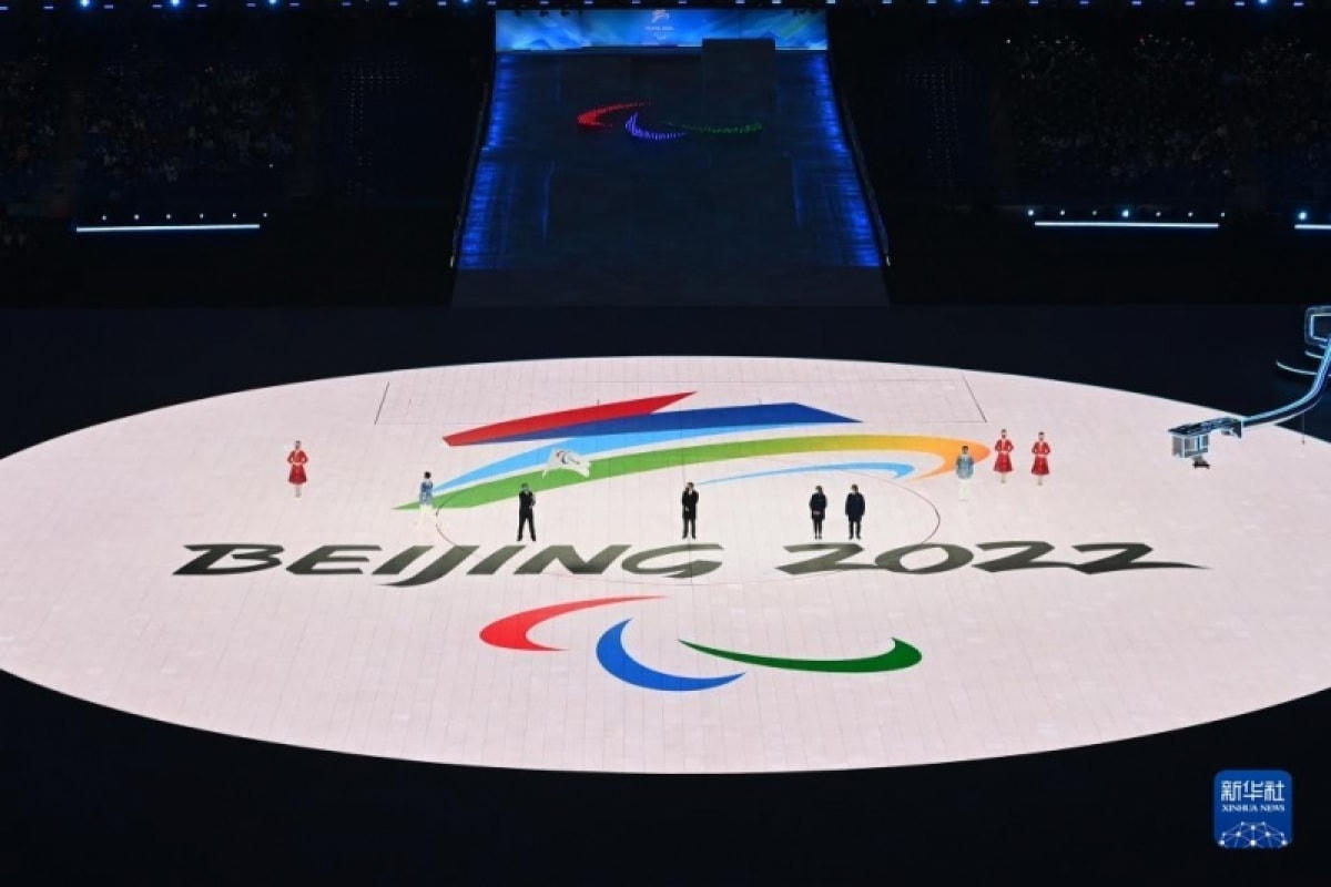 Trao cờ Paralympic giữa thành phố Bắc Kinh và hai thành phố của Italy tại lễ bế mạc. (Ảnh: Tân Hoa xã/VOV).