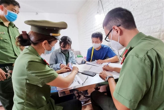 Lê Xuân Thành và Tô My Hồng Anh bị Công an Đà Nẵng khởi tố bắt giam ngày 15/5/2021. Ảnh: Công an Đà Nẵng.