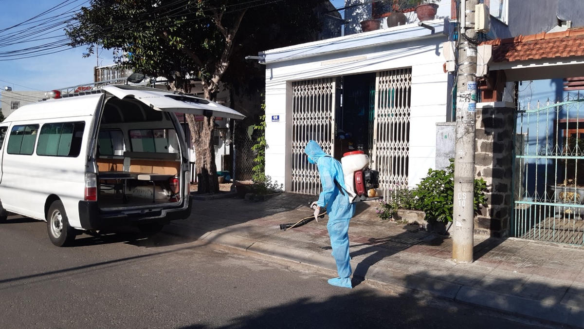 Khử trùng nơi có bệnh nhân ở Tam Kỳ dương tính Covid-19.