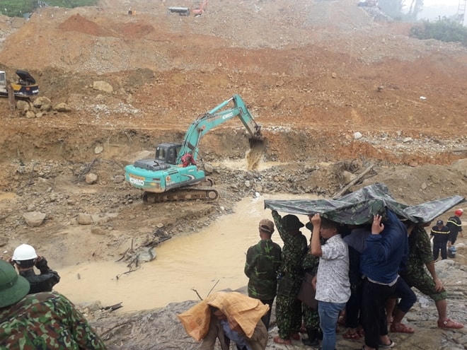 Lực lượng CNCH đã huy động 6 máy múc, 4 máy hút nước công suất lớn và tổ chức tìm kiếm theo hướng dọc bờ sông lên; hướng tìm kiếm theo bờ sông xuống, hướng từ hiện trường sạt lở xuống bờ sông. Ảnh: CAND.