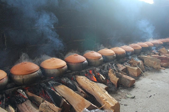 Cá kho ở đây được bán quanh năm, nhưng bận rộn nhất là giáp Tết, từ khoảng nửa cuối tháng 12 âm lịch trở đi.  