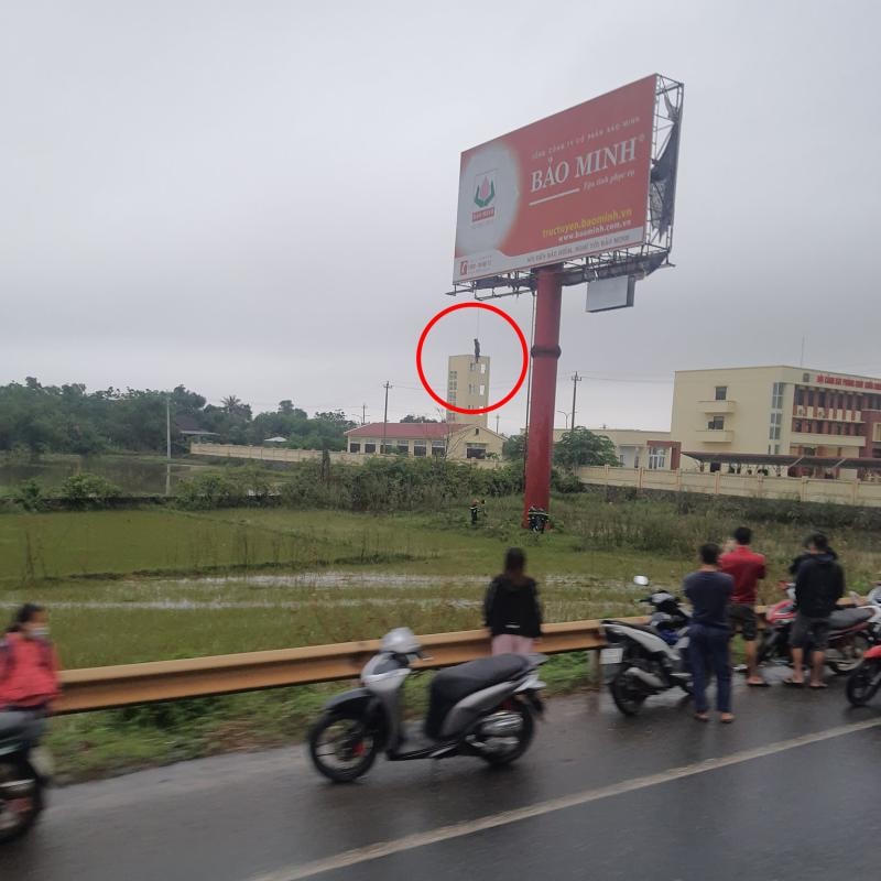 [Nóng]: Phát hiện người đàn ông treo cổ trên biển quảng cáo ở Thừa Thiên - Huế