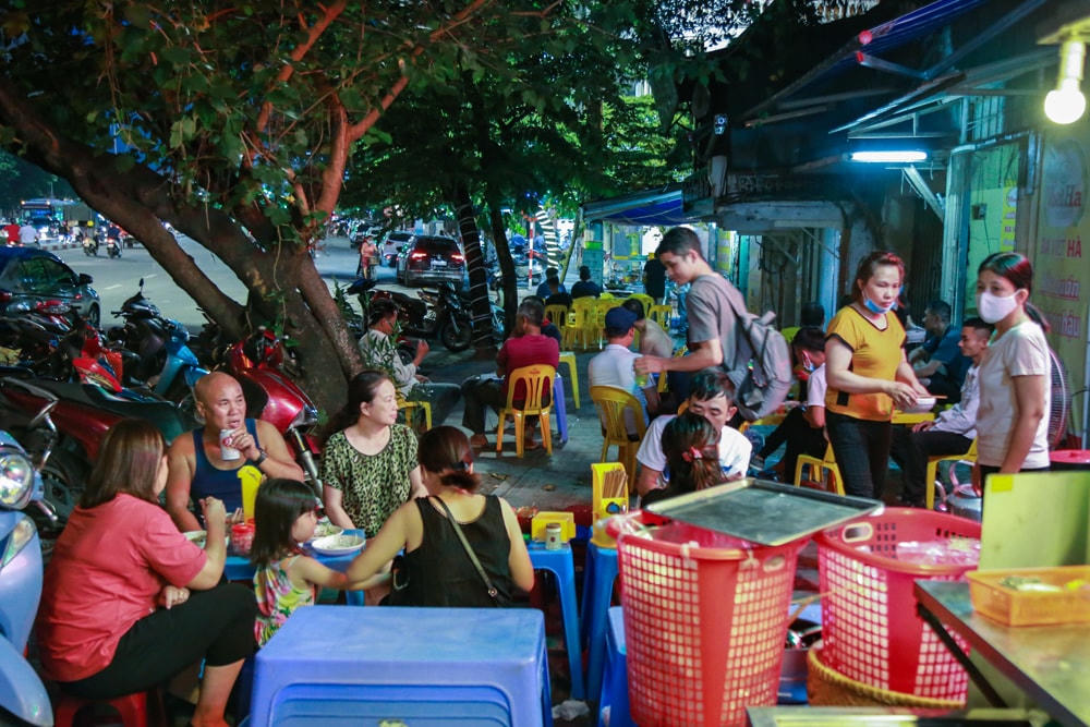 Không ít người dân thờ ơ với dịch bệnh.