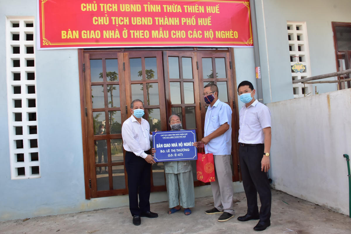 Dịp này, tỉnh Thừa Thiên - Huế cũng bàn giao nhà mới cho các hộ nghèo còn lại trong giai đoạn 1 của dự án.