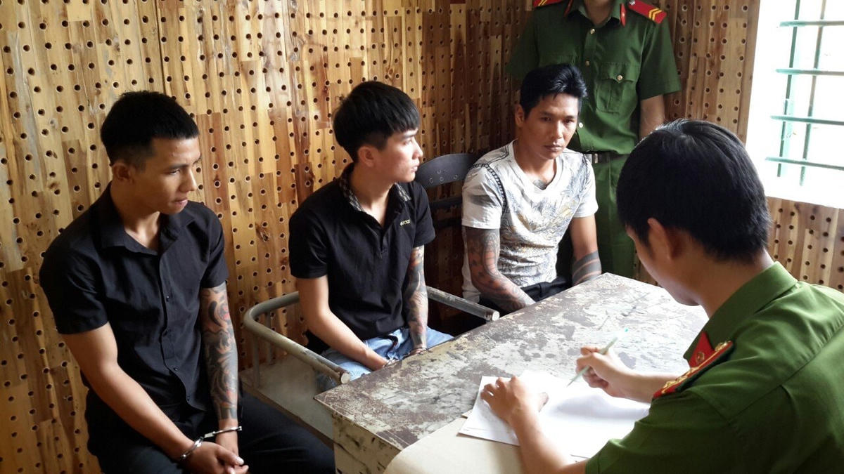 Các đối tượng tại cơ quan công an.