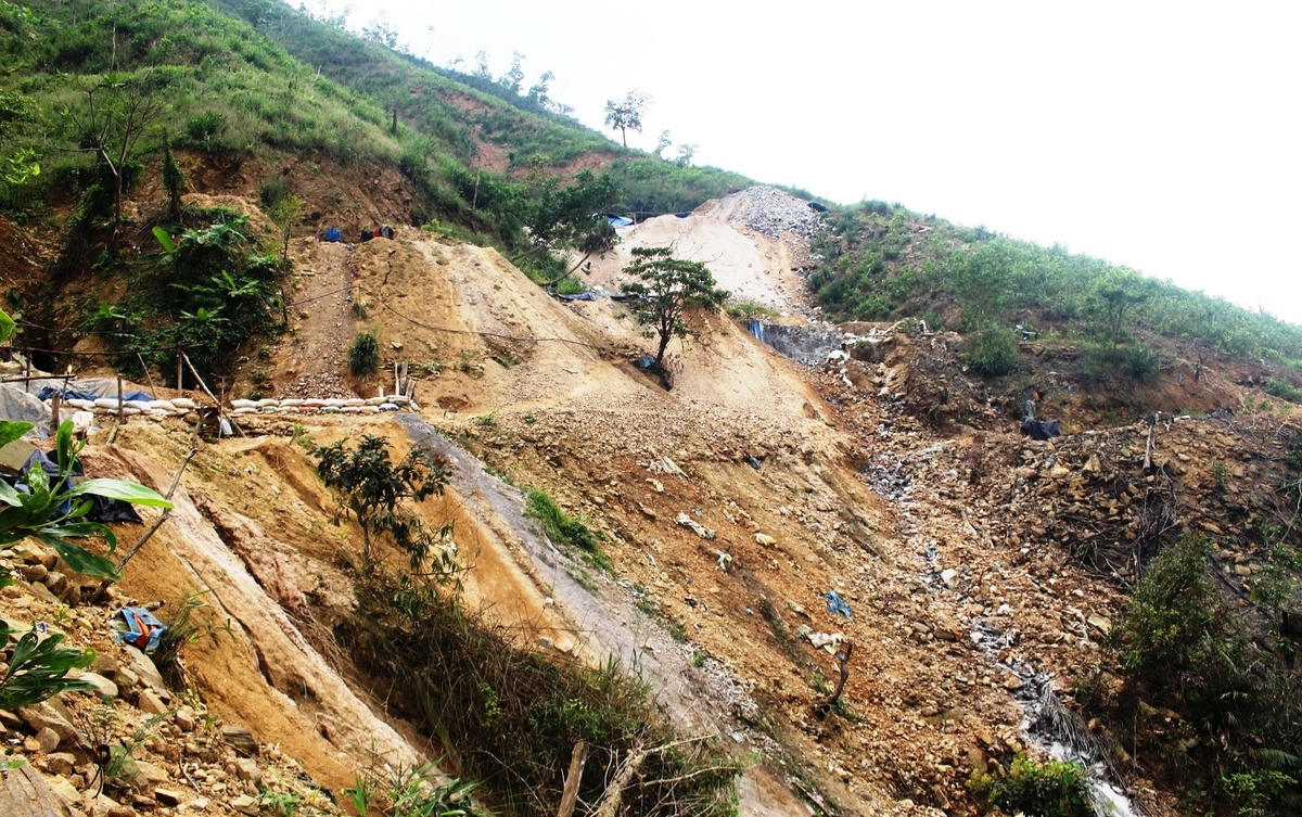 Con đường đi vào bãi vàng đầy hiểm nguy.
