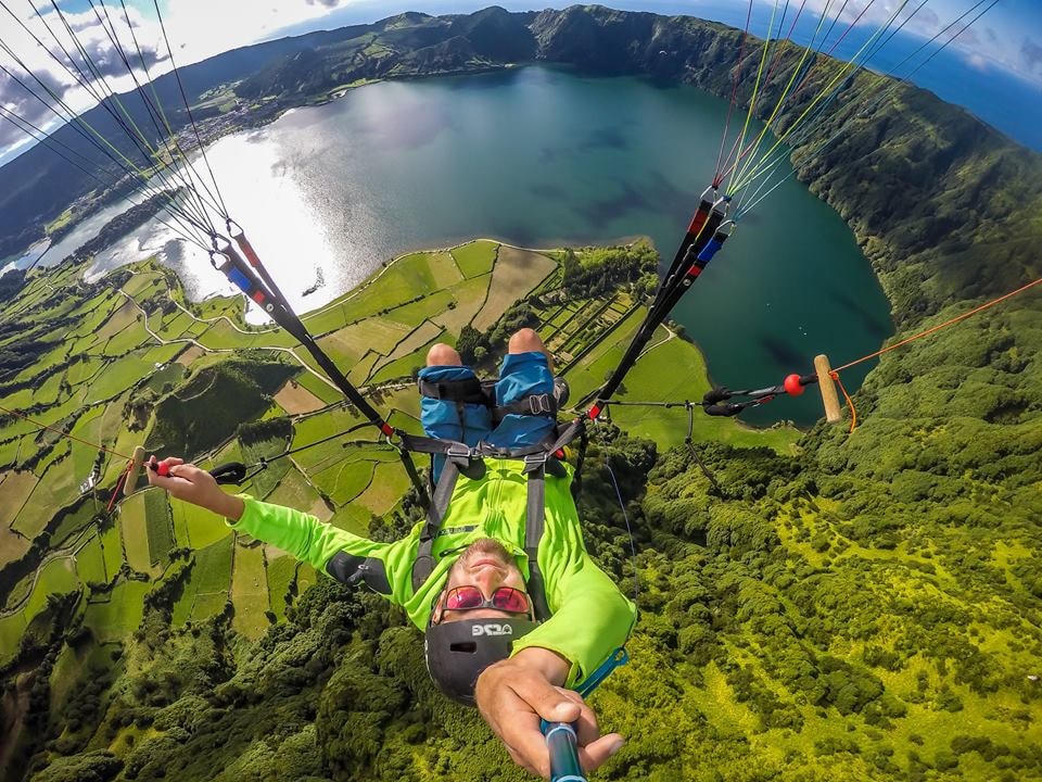 Khi hậu nắng mát mẻ vô cùng thích hợp để du khách tham gia nhảy dù. Ảnh: Azores.