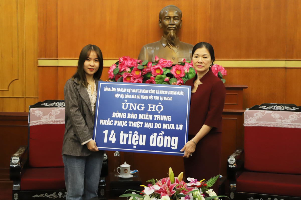 Phó Chủ tịch Trương Thị Ngọc Ánh tiếp nhận ủng hộ từ Hiệp hội đồng bào hải ngoại Việt Nam tại Macao.