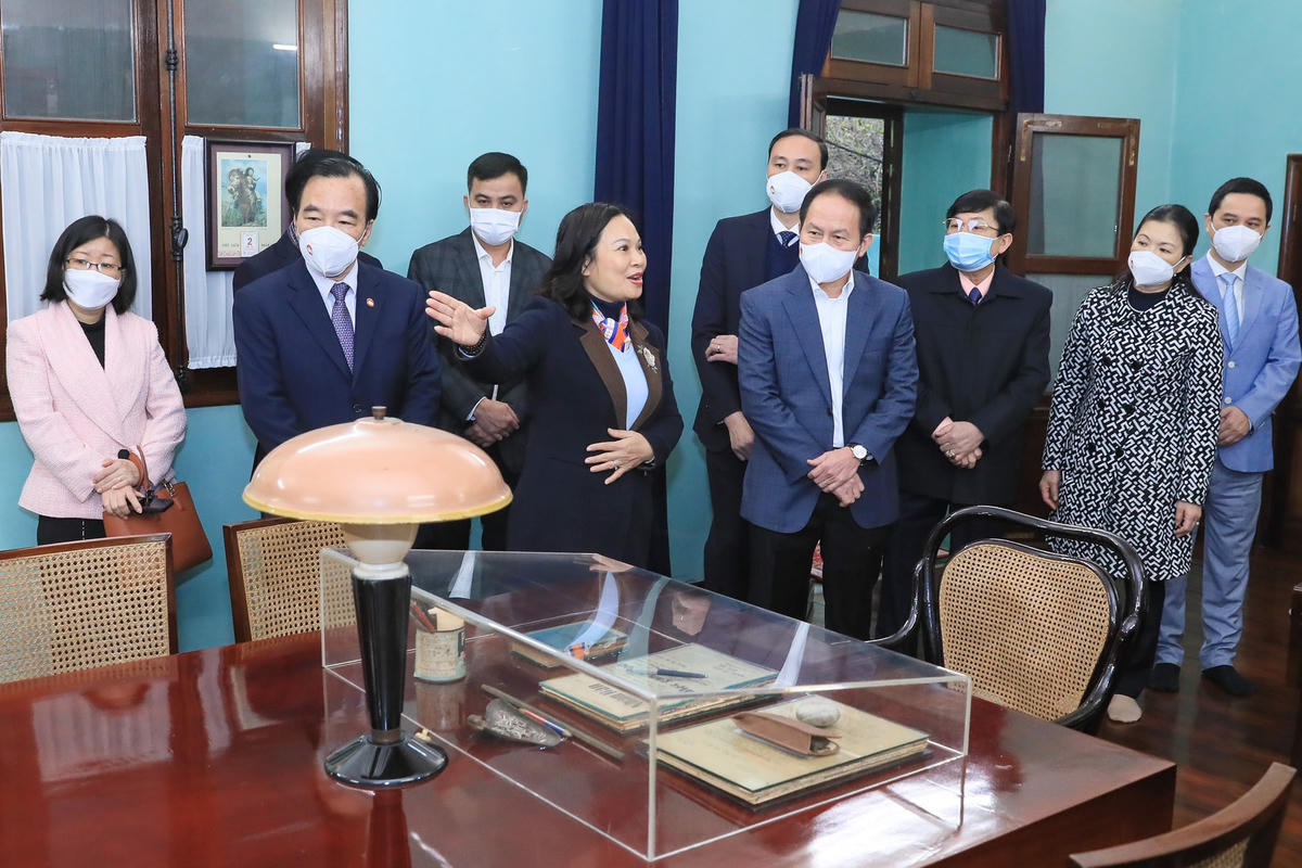 Phó Chủ tịch - Tổng Thư ký Lê Tiến Châu và các vị trong Ban Thường trực UBTƯ MTTQ Việt Nam nghe giới thiệu về Nhà 67.