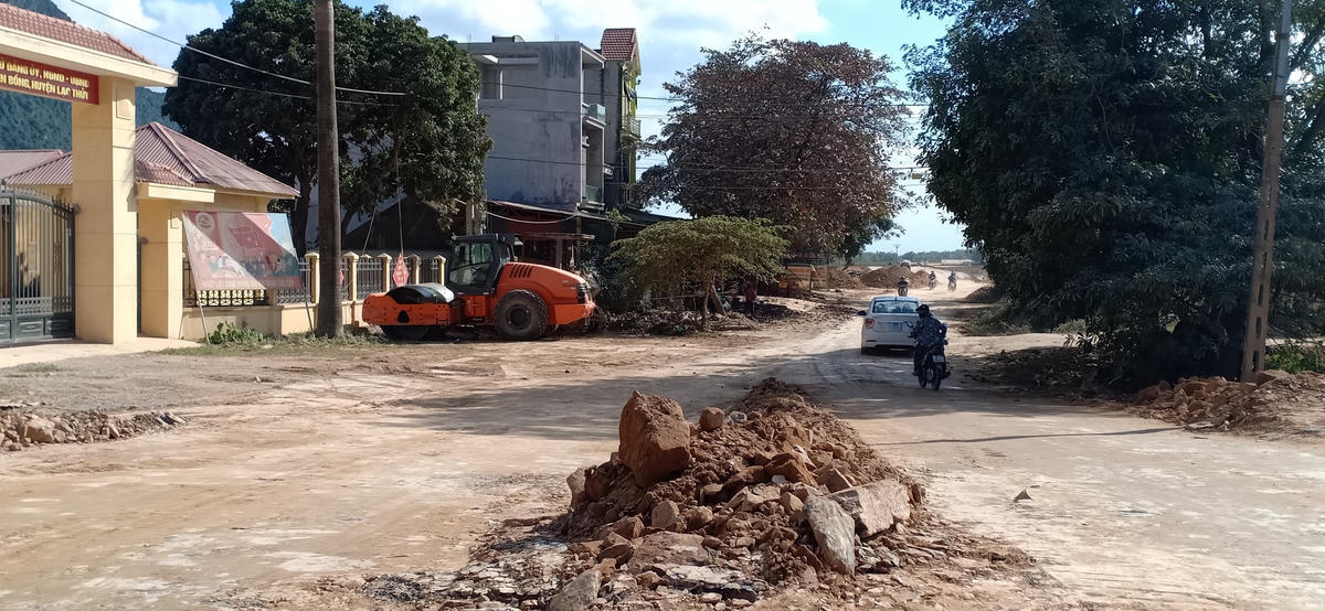 Đất đá đổ ngổn ngang trên đường tỉnh lộ 438 (đoạn đi qua xã Yên Bồng) khiến người tham gia giao thông đi lại khó khăn.