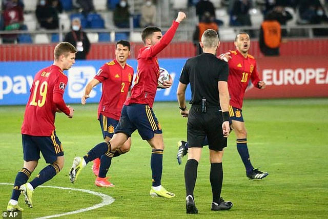 Ferran Torres gỡ hòa 1-1 cho Tây Ban Nha.  