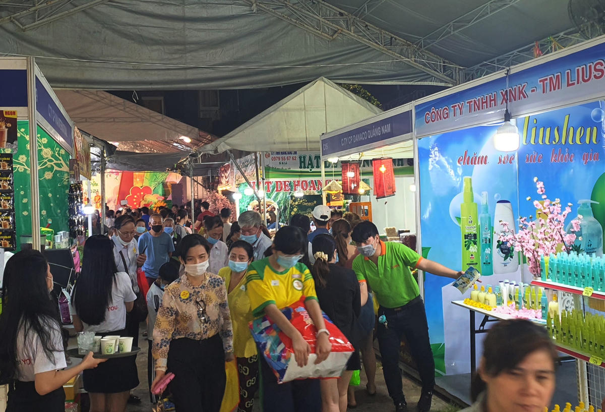 Hội chợ xuân năm nay quy tự hơn 200 gian hàng với nhiều sản phẩm đa dạng.