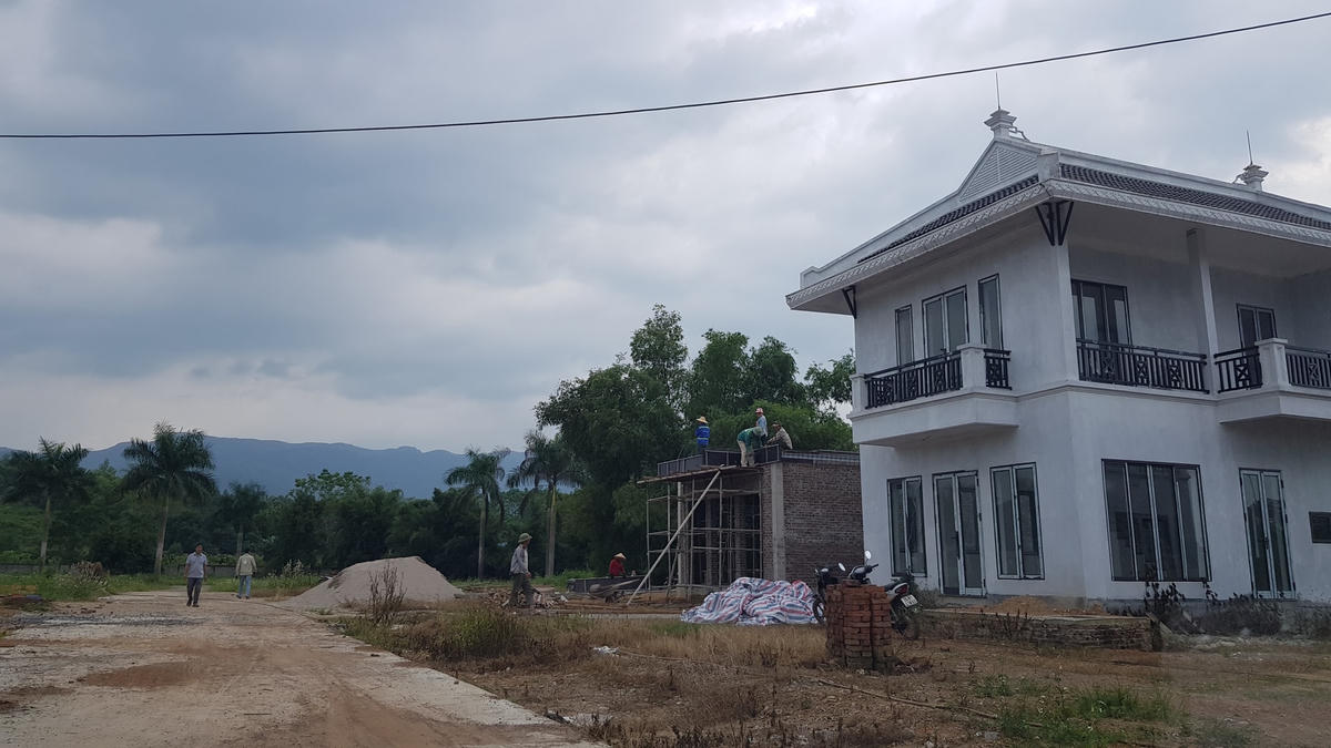 Nằm sâu bên trong khu dự án, lác đác có nhà đang hoàn thiện và có nhà đang thi công.