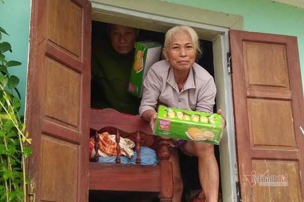 Hai ông bà già ở xã Hải Định nhận bánh từ cô Yến sáng 12/10.