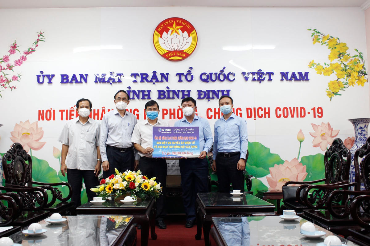 Công ty CP Cảng Quy Nhơn trao bảng hỗ trợ trang thiết bị y tế trị giá 590 triệu đồng phục vụ cho các trạm y tế lưu động thông qua Ủy ban MTTQ Việt Nam tỉnh.