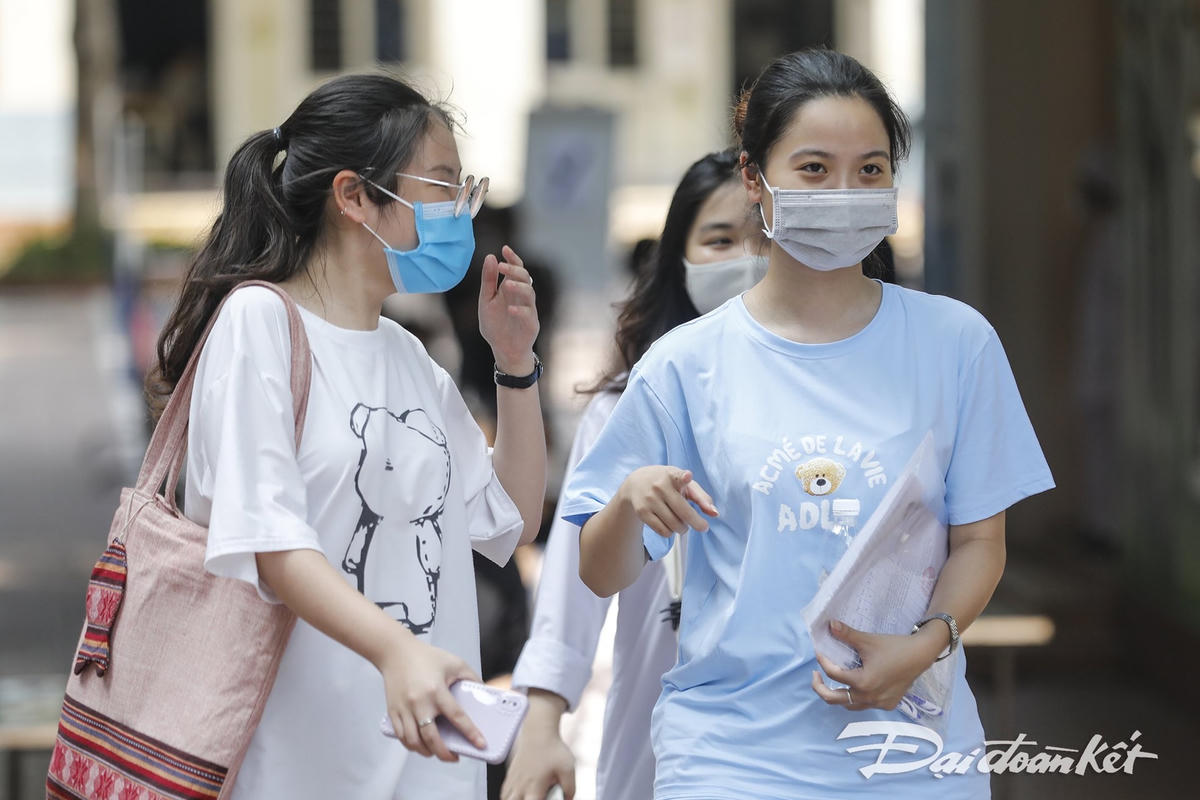 [ẢNH] Thí sinh ‘thở phào’ sau khi hoàn thành môn thi đầu tiên