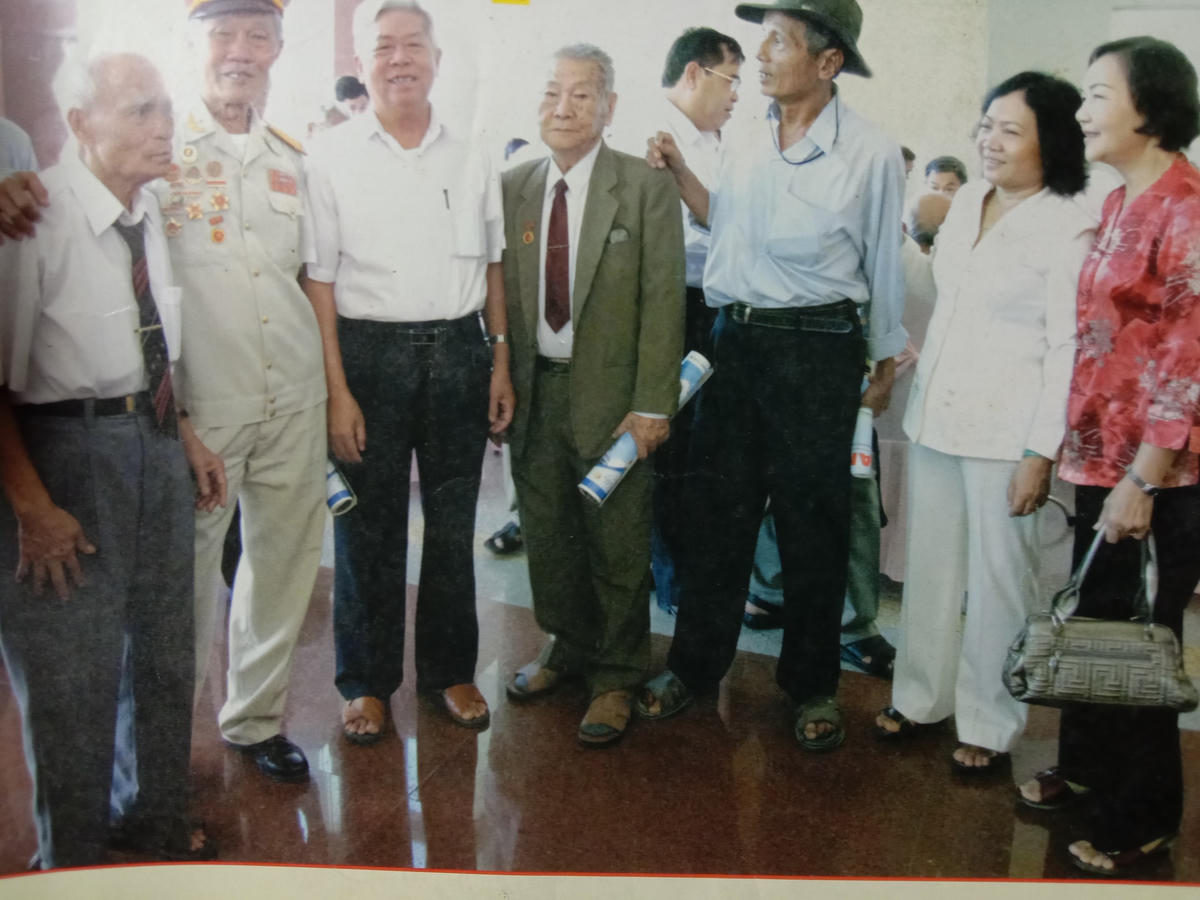 Ông Nguyễn Văn Diệp (thứ 3, bên phải) đón các vị lão thành Cách mạng tỉnh Long An lên thăm huyện biên giới Đức Huệ (Long An).