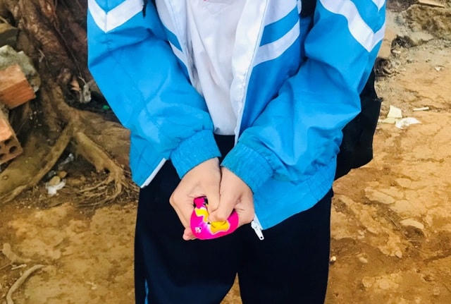 Nhiều học sinh thích thú với món đồ chơi phát nổ, giá rẻ được bày bán trước cổng trường.  