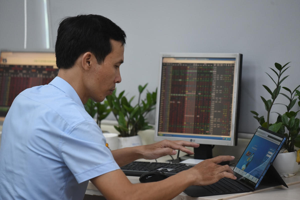 Niềm tin vào thị trường chứng khoán ngày càng tăng. Ảnh: Quang Vinh.