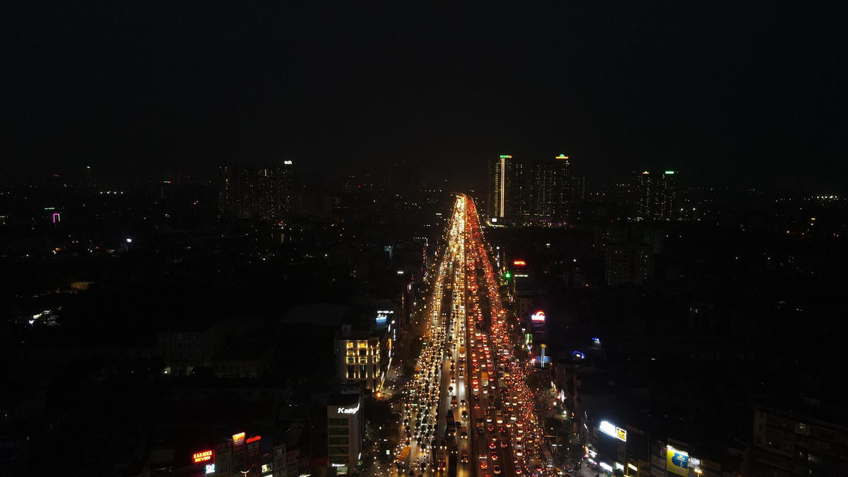 Hình ảnh hàng đoàn phương tiện chen chúc nhau nhích từng chút trên đường vành đai 3 trên cao.