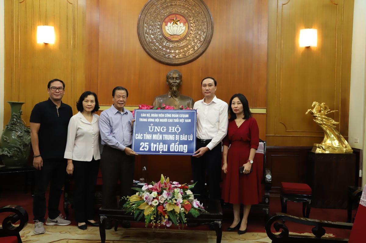 Phó Chủ tịch Phùng Khánh Tài tiếp nhận ủng hộ từ Trung ương Hội Người cao tuổi Việt Nam.