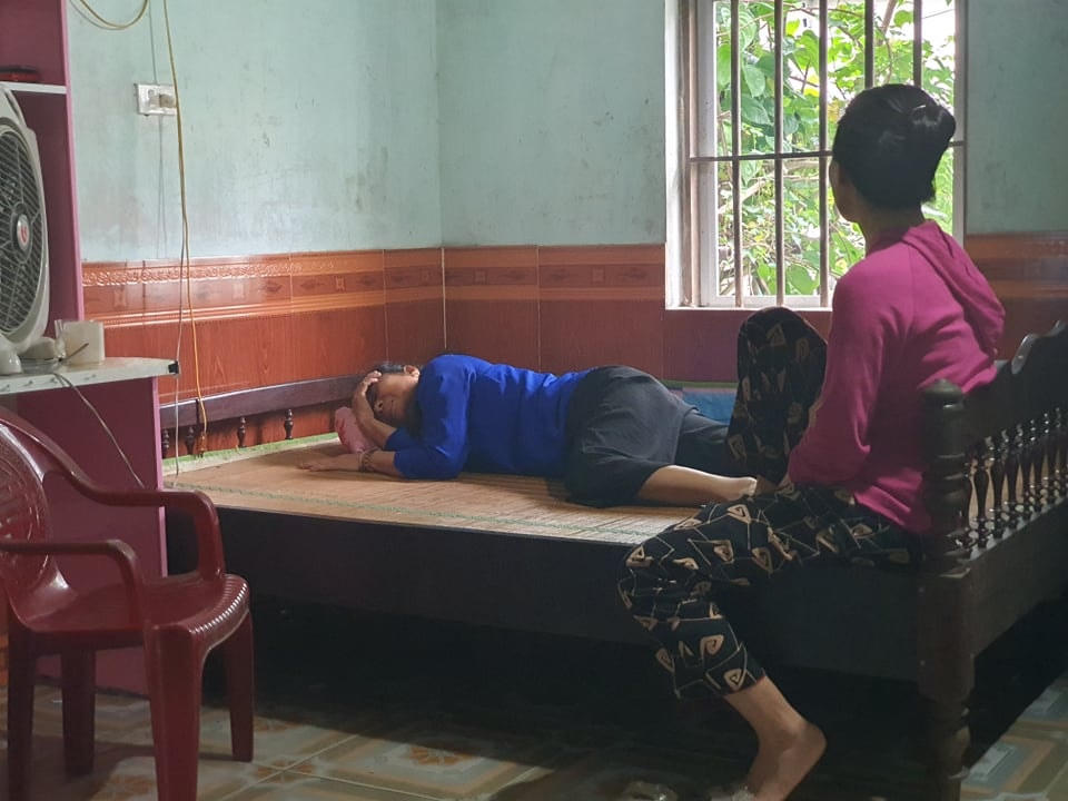 Bà Lê Thị Bằng (SN 1961), mẹ ruột của anh Trương Văn N. đau đớn gào khóc tên con.