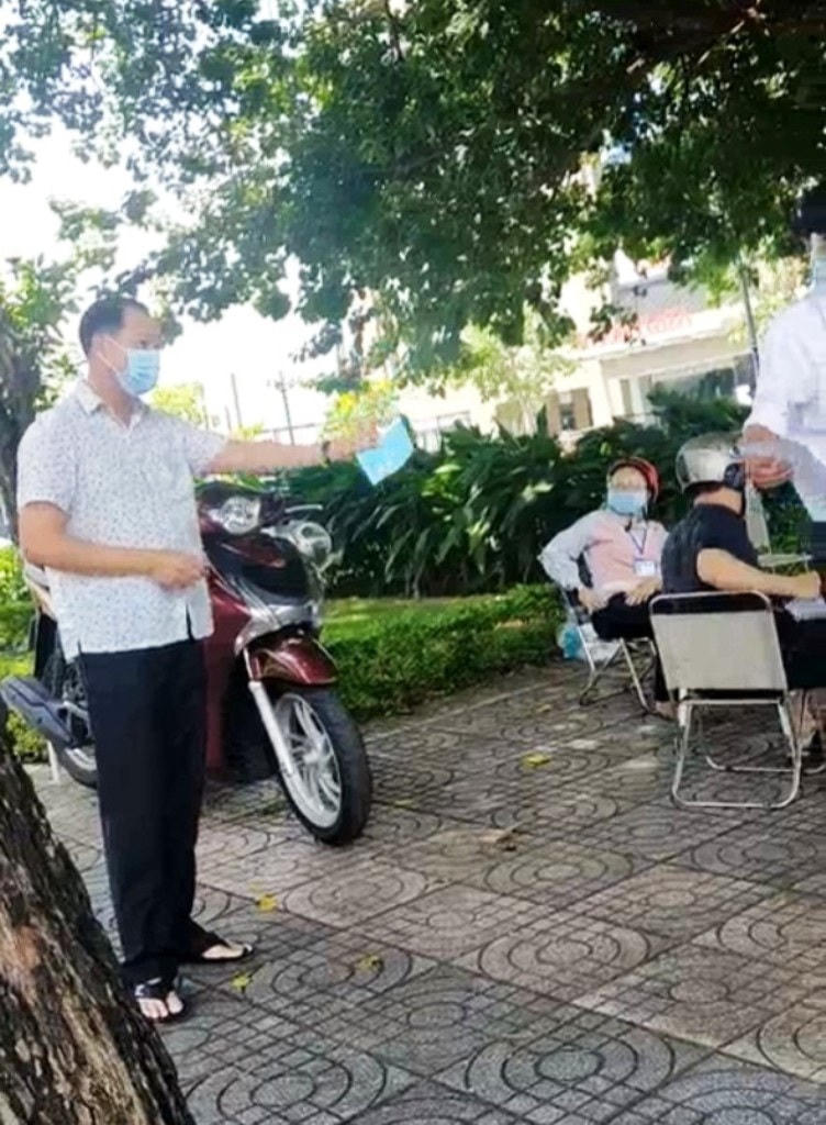 Ông Hà Văn C. nói chuyện với Tổ công tác thuộc UBND phường Xuân Khánh về việc vợ ông bị xử phạt trước đó (Ảnh: cắt từ clip).